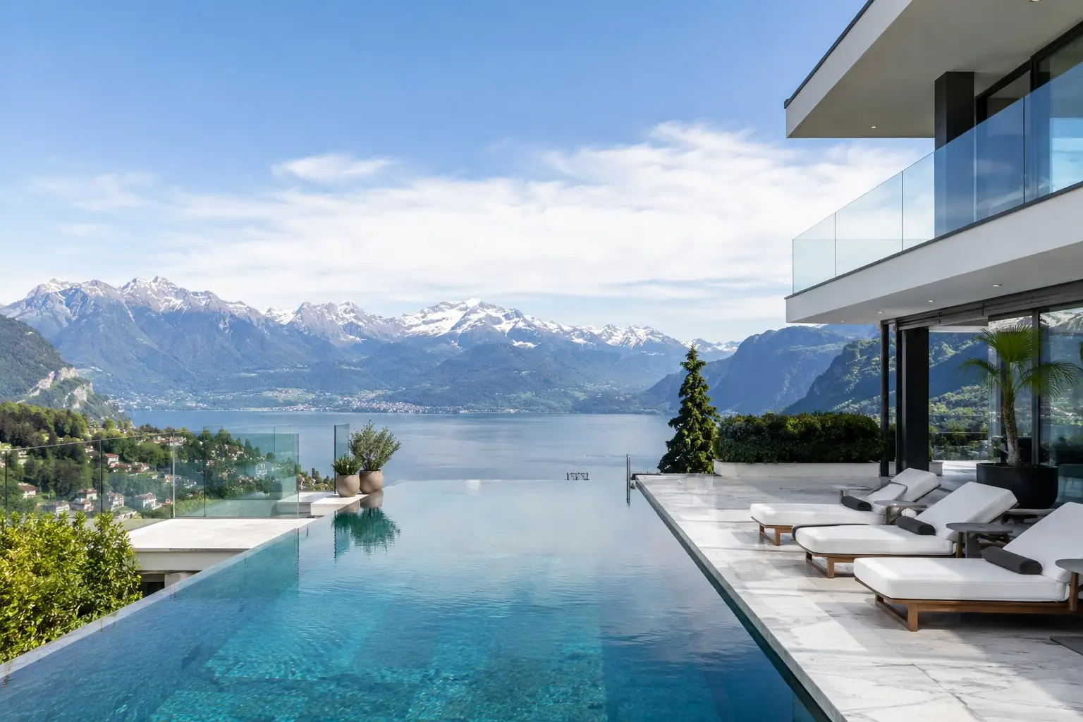 Piscine à débordement avec vue sur le lac Léman et les Alpes suisses