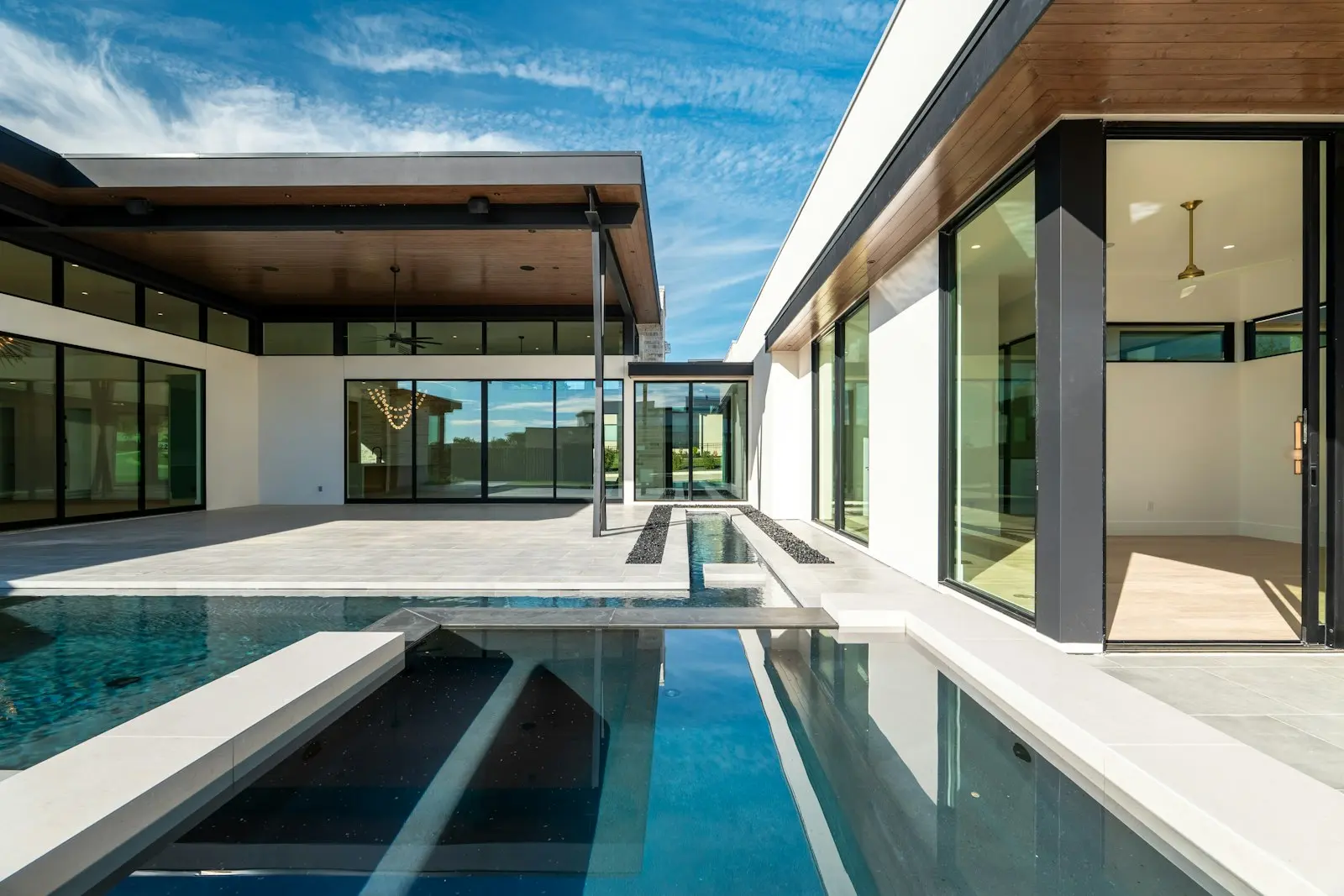 Villa contemporaine avec bassin en longueur et terrasse en pierre claire